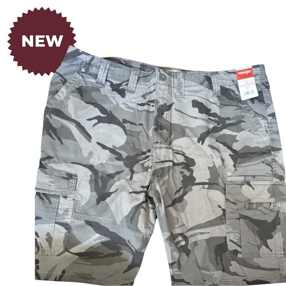 NWT Wrangler Cargo Shorts Size 44 - Gray Camo Print - 9.5" Inseam